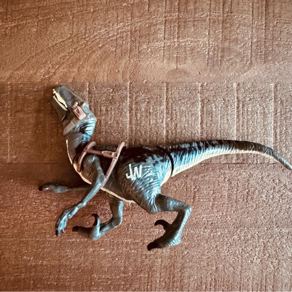 Jurassic World Bashers & Biters Velociraptor "Blue" action figure - Picture 3 of 6